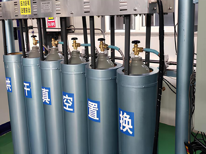 電子氣體級匯流排，自動化控制加熱烘干真空置換裝置 2 套(6 工位，8 工位)可以同時處理 14 支直徑小于 250 的鋼瓶